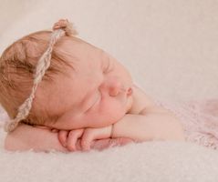 Carla Fotografie - Newborn - little girl sleeping 