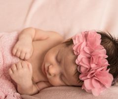 Carla Fotografie - Newborn - baby with pink hairtie 