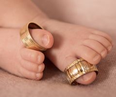 Carla Fotografie - Newborn - banyfeet with golden rings