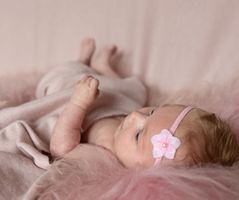 Carla Fotografie - Newborn - Adéla pink flower 