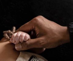 Carla Fotografie - Newborn - Jair hand in hand