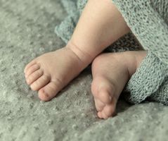 Carla Fotografie - Newborn - Grey little feet 